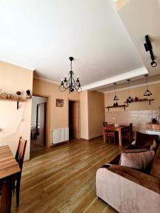 een woonkamer met een bank en een eetkamer bij Baqari Inn in Kazbegi