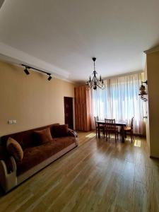 een woonkamer met een bank en een tafel bij Baqari Inn in Kazbegi