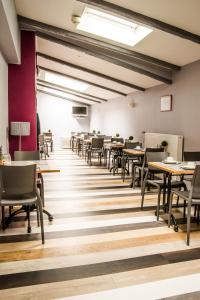 une salle à manger vide avec des tables et des chaises dans l'établissement Mandarina Hotel Luxembourg Strassen, à Luxembourg