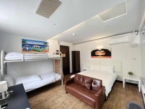 Postel nebo postele na pokoji v ubytování Love River Inn 愛河日央