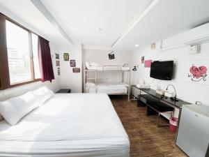 TV a/nebo společenská místnost v ubytování Love River Inn 愛河日央