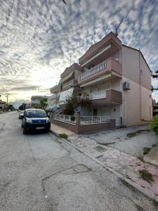 Το κτήριο όπου στεγάζεται  το διαμέρισμα