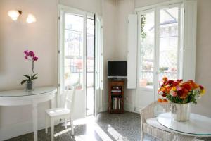 uma sala de estar com uma mesa com flores em Antica Locanda Dei Mercanti em Milão