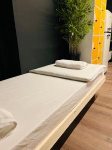 מיטה או מיטות בחדר ב-Ofek's place - Midtown TLV