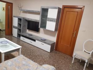 Una sala de estar con un televisor de pantalla plana y un sofá. en Apartamento Sol y Playa, en Puerto Sagunto