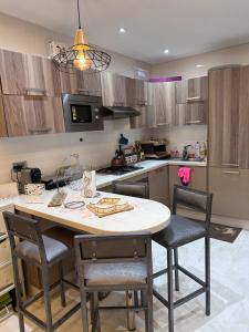 カサブランカにあるSUPERBE STUDIO MEUBLE CASABLANCAのキッチンにテーブルと椅子がある