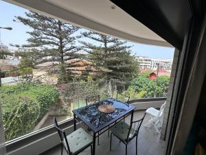 カサブランカにあるSUPERBE STUDIO MEUBLE CASABLANCAの眺めの良いバルコニーにテーブルと椅子が置かれている