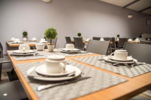 Un restaurante o sitio para comer en Mandarina Hotel Luxembourg Strassen