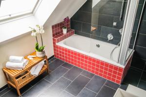 Un baño de Mandarina Hotel Luxembourg Strassen