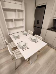 a white table and chairs in a kitchen at Beautiful 2-Bed Apartment in London - Sleeps 6! in London