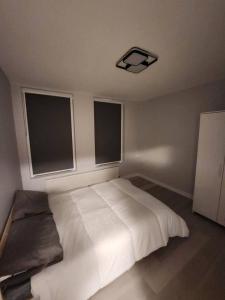 Tempat tidur dalam kamar di Beautiful 2-Bed Apartment in London - Sleeps 6!