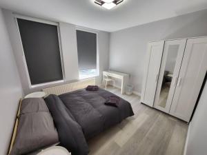 a bedroom with a large bed and a couch at Beautiful 2-Bed Apartment in London - Sleeps 6! in London