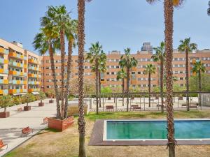 バルセロナにあるBarcelonaforrent Vila Olimpica Pool Suitesのヤシの木が茂る中庭、スイミングプール