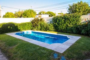 una pequeña piscina en un patio en Hotel Santa Catalina en Río Cuarto