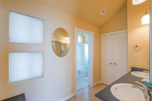 ein Badezimmer mit 2 Waschbecken und einem Spiegel in der Unterkunft Spectacular Ocean View Penthouse Oceanfront! Hot Tub! Shelter Cove, CA in Shelter Cove