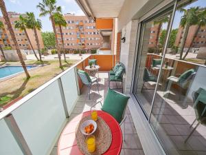 un balcone con tavolo e ciotola di cibo di Barcelonaforrent Vila Olimpica Pool Suites a Barcellona