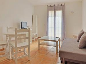 een woonkamer met een tafel en een eetkamer bij Apartamentos Turquesa La Carihuela in Torremolinos