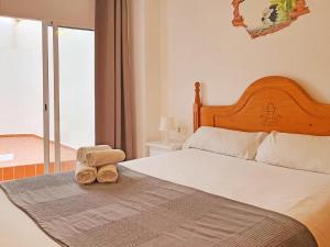 een bed met twee handdoeken bovenop bij Apartamentos Turquesa La Carihuela in Torremolinos