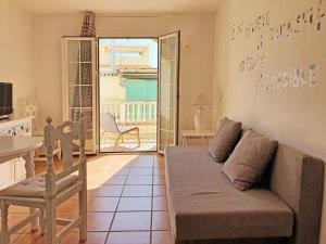 een woonkamer met een bank en een tafel bij Apartamentos Turquesa La Carihuela in Torremolinos