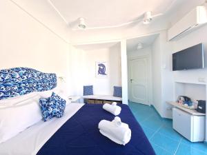 een hotelkamer met een bed met handdoeken erop bij Il Cantuccio Rooms in Capri