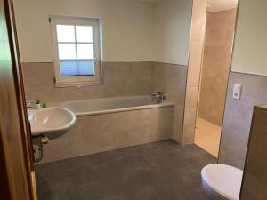 Et badeværelse på Berghof Schmitte + 37 billeder