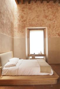 een slaapkamer met een bed en een raam bij Jr-Kiyo Estudios in Oaxaca City