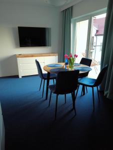 Televízia a/alebo spoločenská miestnosť v ubytovaní Apartamenty Mistral