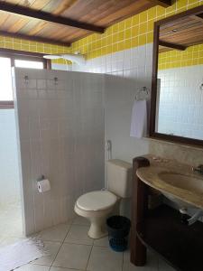 y baño con aseo y lavamanos. en Chalés Mirante de Pipa, en Pipa