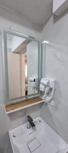 培拉特的住宿－AAA Apartment，一间带水槽和镜子的浴室