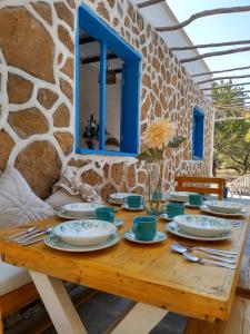 a wooden table with blue and white dishes on it at Villa Mediterránea in Tubará