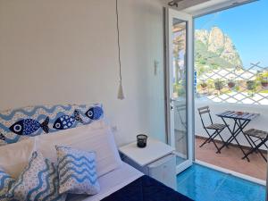 un soggiorno con divano e balcone di Il Cantuccio Rooms a Capri