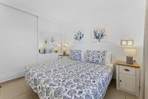 Łóżko lub łóżka w pokoju w obiekcie Casahost Bastian Boutique II Seaview