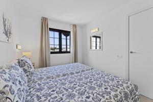 Łóżko lub łóżka w pokoju w obiekcie Casahost Bastian Boutique II Seaview