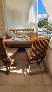 a dining table and chairs in a room with a window at Acogedor apartamento en l'Estartit con piscina y Parking in L'Estartit