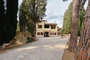 a large house with a driveway in front of it at Riccimballa Luxury House in Impruneta