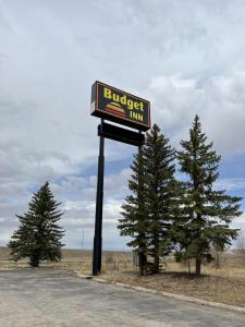 ララミーにあるBudget Inn Laramieの道路脇のハンバーガー宿の看板
