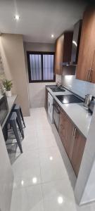 une cuisine avec un évier et une cuisinière four supérieur dans l'établissement Beach Haven, à Torrevieja