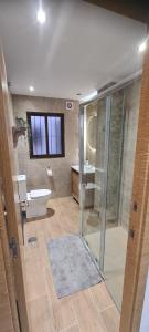 une salle de bains avec douche, toilettes et lavabo dans l'établissement Beach Haven, à Torrevieja