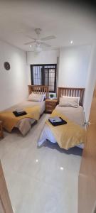 - une chambre avec deux lits et un plafond dans l'établissement Beach Haven, à Torrevieja