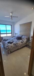 une chambre avec un lit avec vue sur l'océan dans l'établissement Beach Haven, à Torrevieja