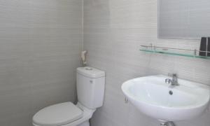 Kopalnica v nastanitvi Hotel Hoàng Thịnh