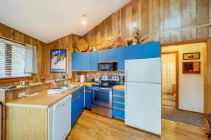 kuchnia z niebieskimi szafkami i białą lodówką w obiekcie Charming Home Less Than 1 Mi to Beech Mountain Ski Resort w mieście Beech Mountain