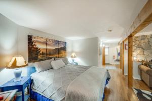 sypialnia z dużym łóżkiem z obrazem na ścianie w obiekcie Charming Home Less Than 1 Mi to Beech Mountain Ski Resort w mieście Beech Mountain