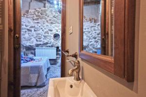 lavabo con grifo en el baño en casa rural La Cuadra, en Villar de Corneja 50 fotos más