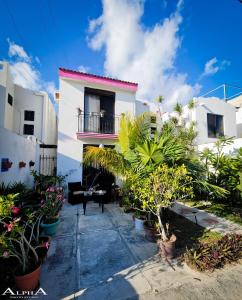 une cour d'une maison avec des plantes en pot dans l'établissement Tu Casa en el Caribe, à Cancún