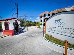 an empty street with a pizza blanca sign next to a building at Tu Casa en el Caribe in Canc&uacute;n