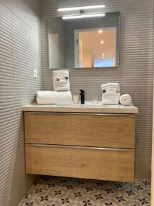 聖拉斐爾的住宿－花神酒店，一间带水槽和镜子的浴室