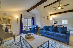sala de estar con muebles azules y ventilador de techo en Pet-Friendly Pocono Lake Home with Fire Pit and Deck!, en Pocono Lake