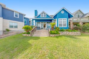 a blue house with a lawn in front of it at Casa Lakeside Bliss in Kingsland