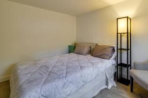 Un dormitorio con una cama con un edredón blanco. en Pet-Friendly Pocono Lake Home with Fire Pit and Deck!, en Pocono Lake 20 fotos más